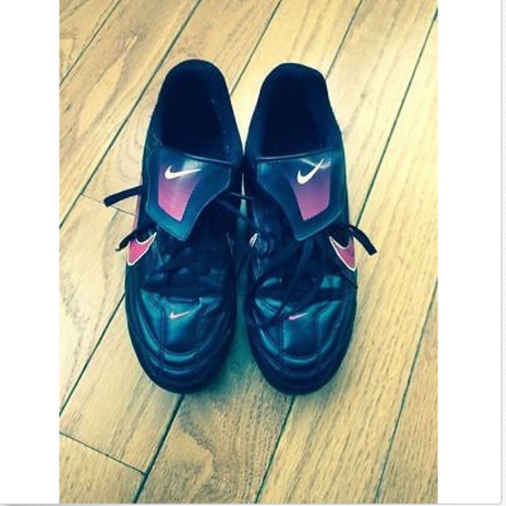 NIKE Soccer Cleats Black w/ Pink Decal SZ 7.5